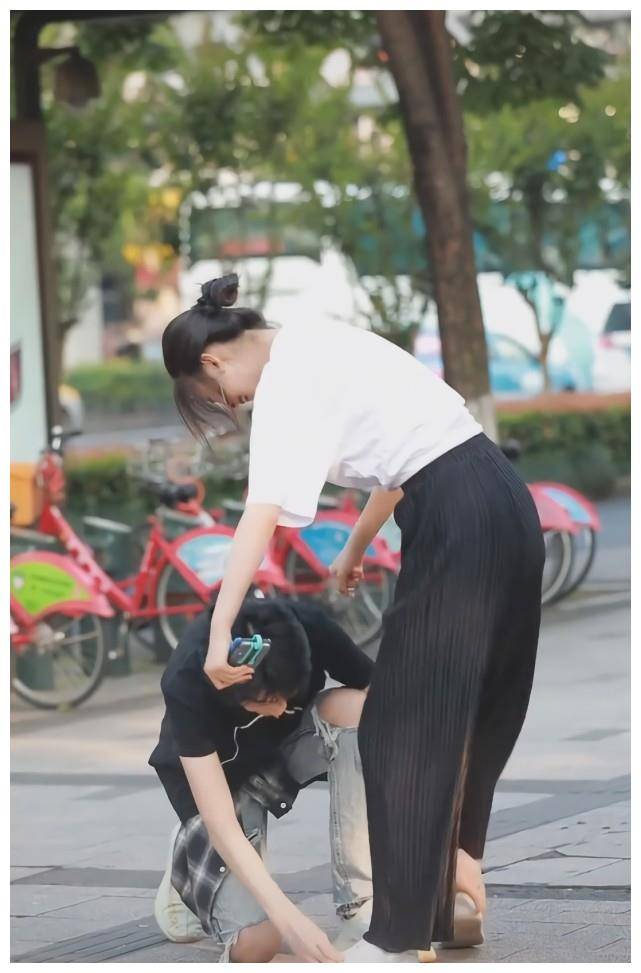 男生帮女友系鞋带,却无意中带火"汤圆裤",比普通破洞裤潮5倍_裤子