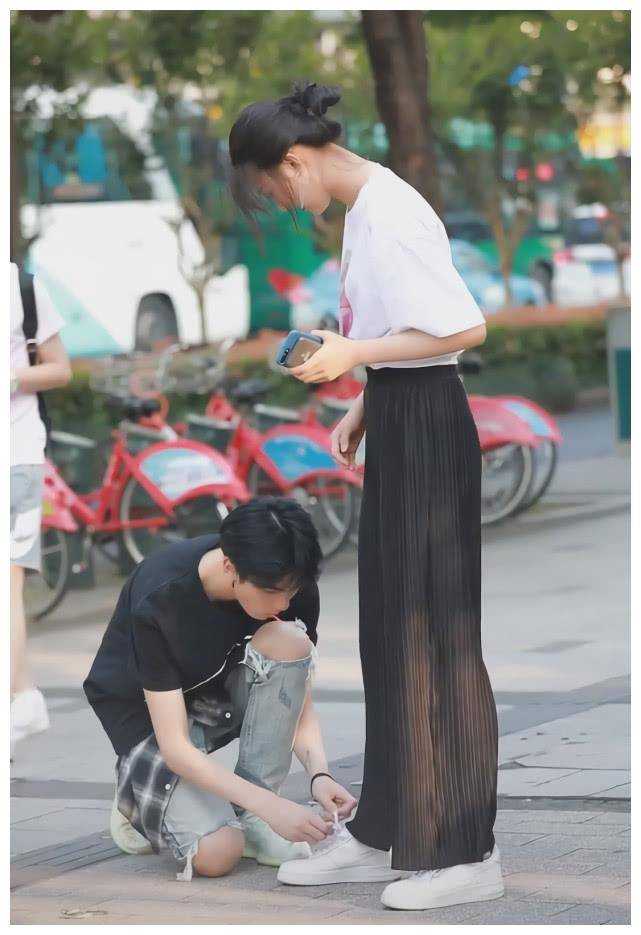 男生帮女友系鞋带,却无意中带火"汤圆裤",比普通破洞裤潮5倍_裤子