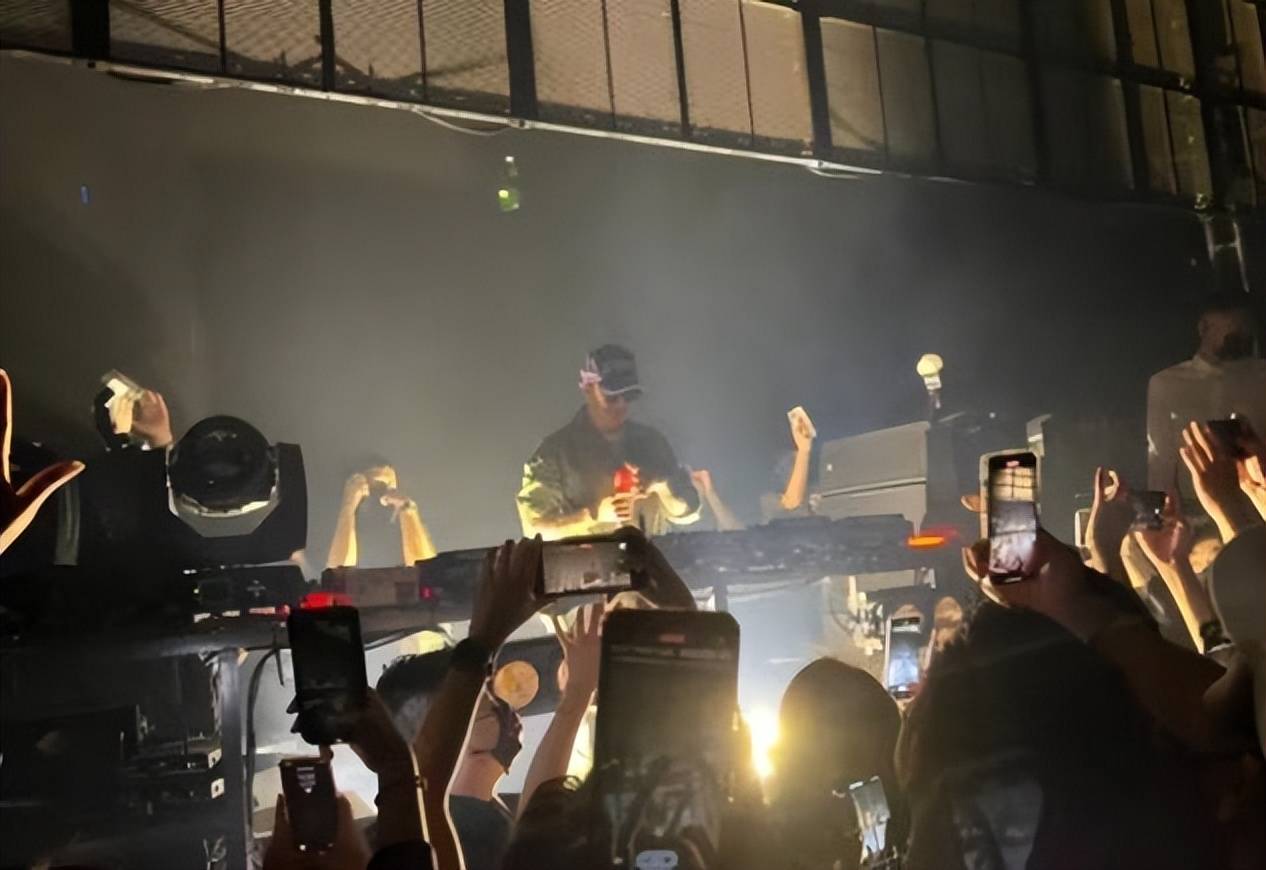 原创具俊晔夜店首秀小s被迷住登台拥抱他一身腱子肉穿衣太有型