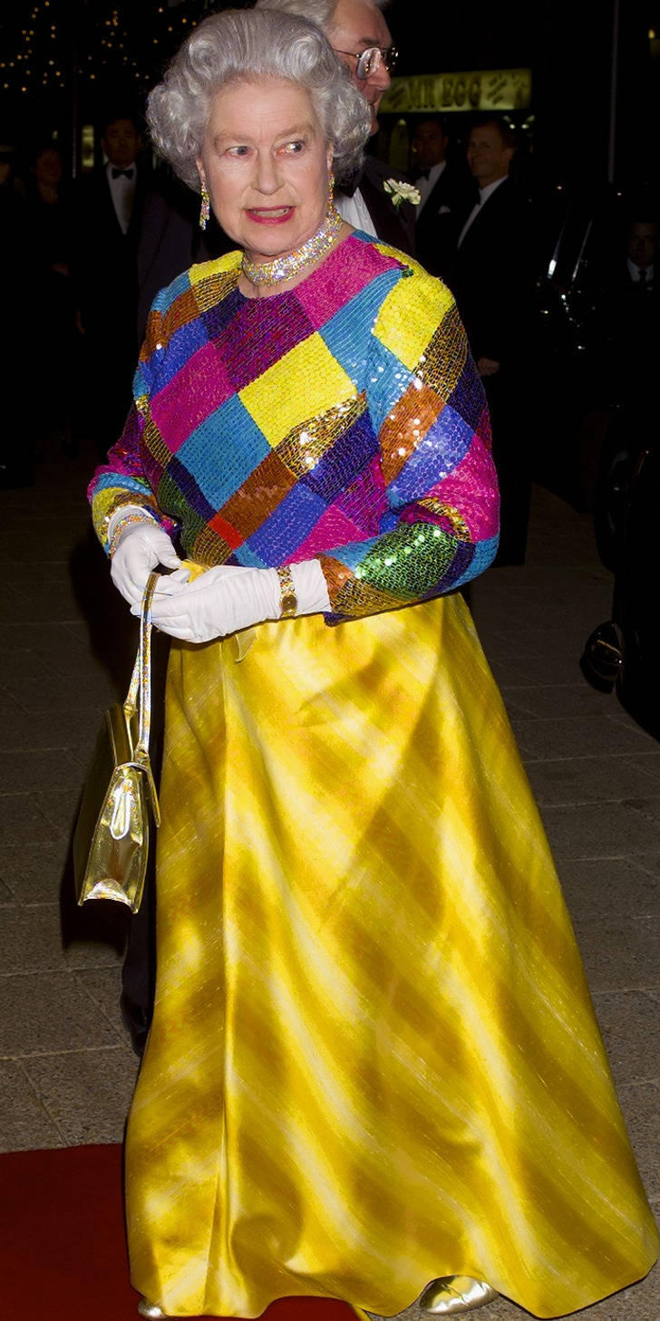 22次英女王的大胆装束,让她看起来比周围人都更明亮