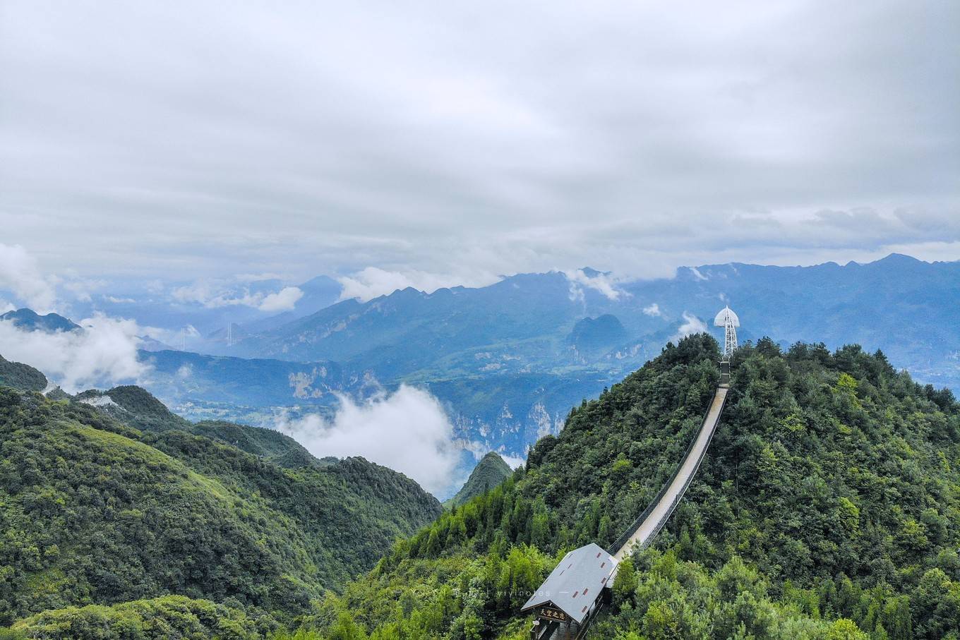 原创中国有个超刺激悬崖酒店房间都是依山而建开窗便是万丈悬崖