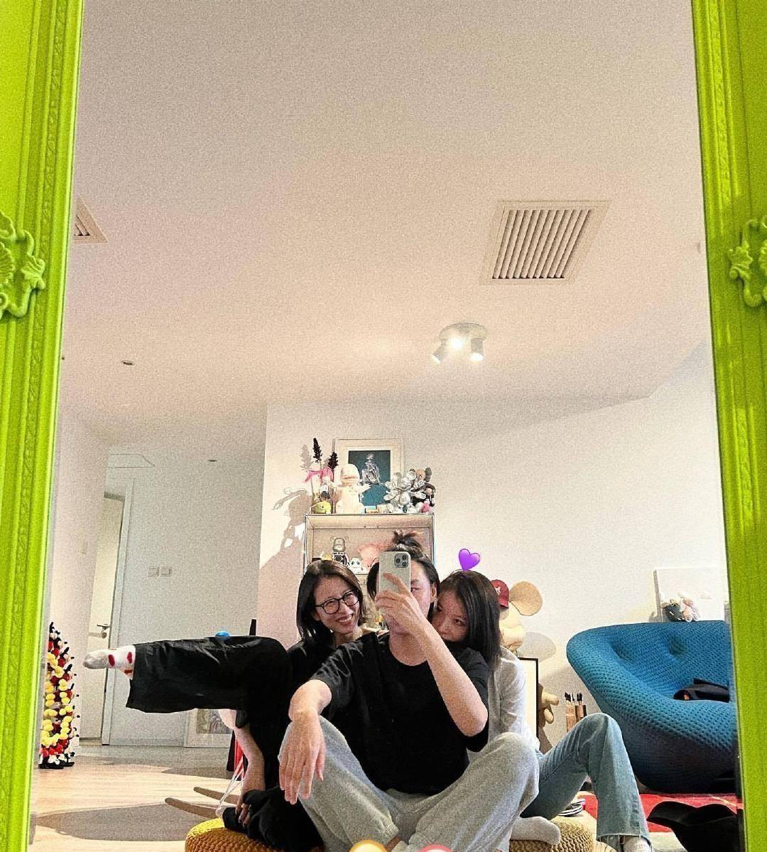 倪妮到周雨彤家做客,同框拍搞怪照片,穿基础款t恤有一种慵懒美_时尚