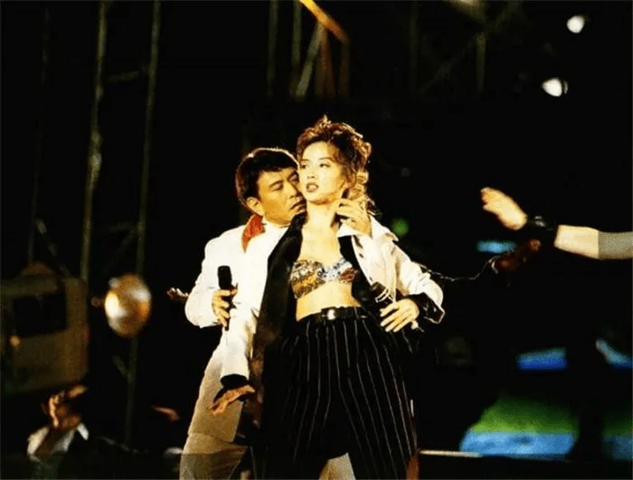 在没有彩排的情况下,俩人直接上去表演,梅艳芳跟着罗文跳,效果非常好.