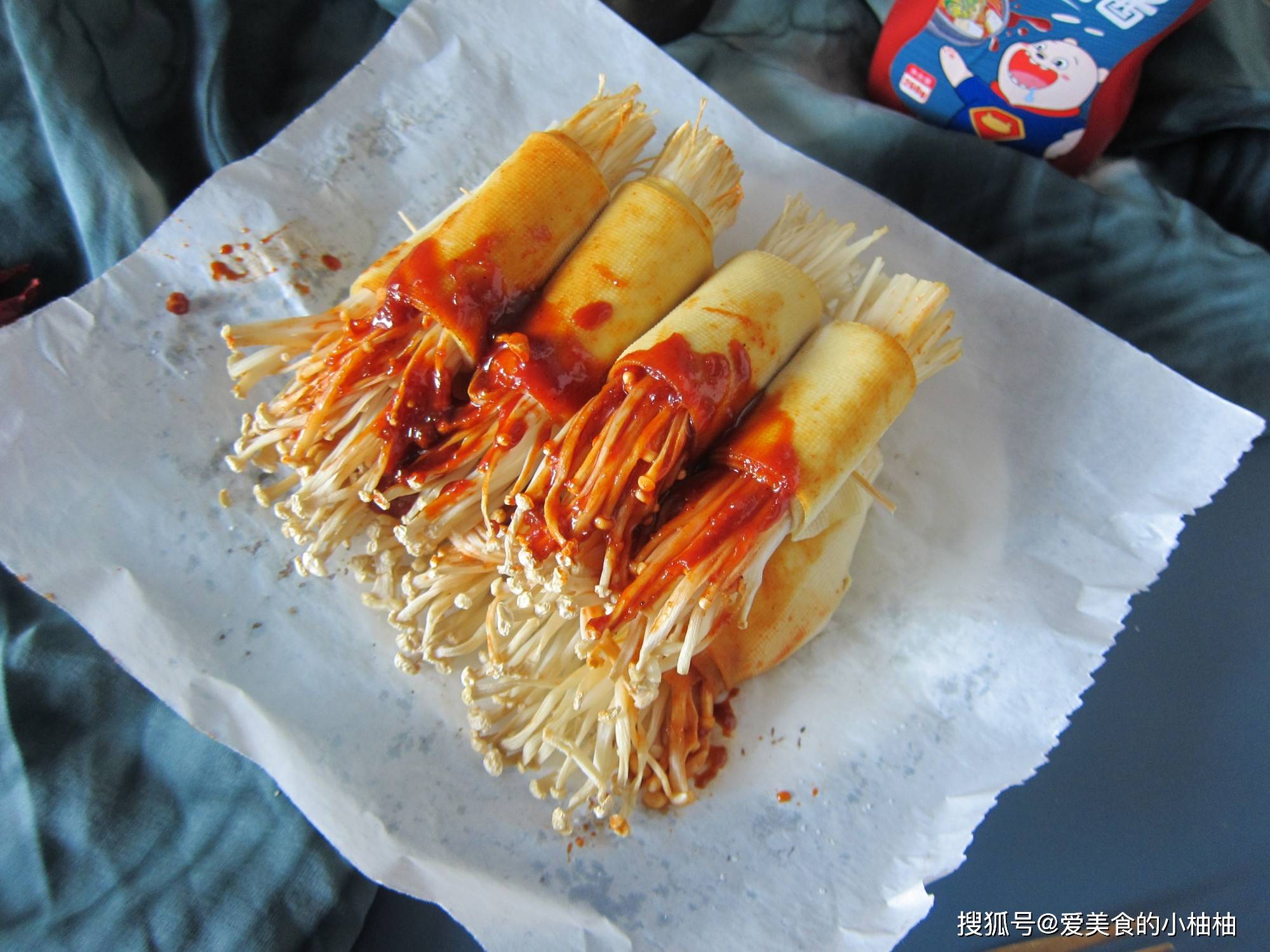 食材;干豆腐2张,金针菇1把,辣椒酱适量,植物油1勺.