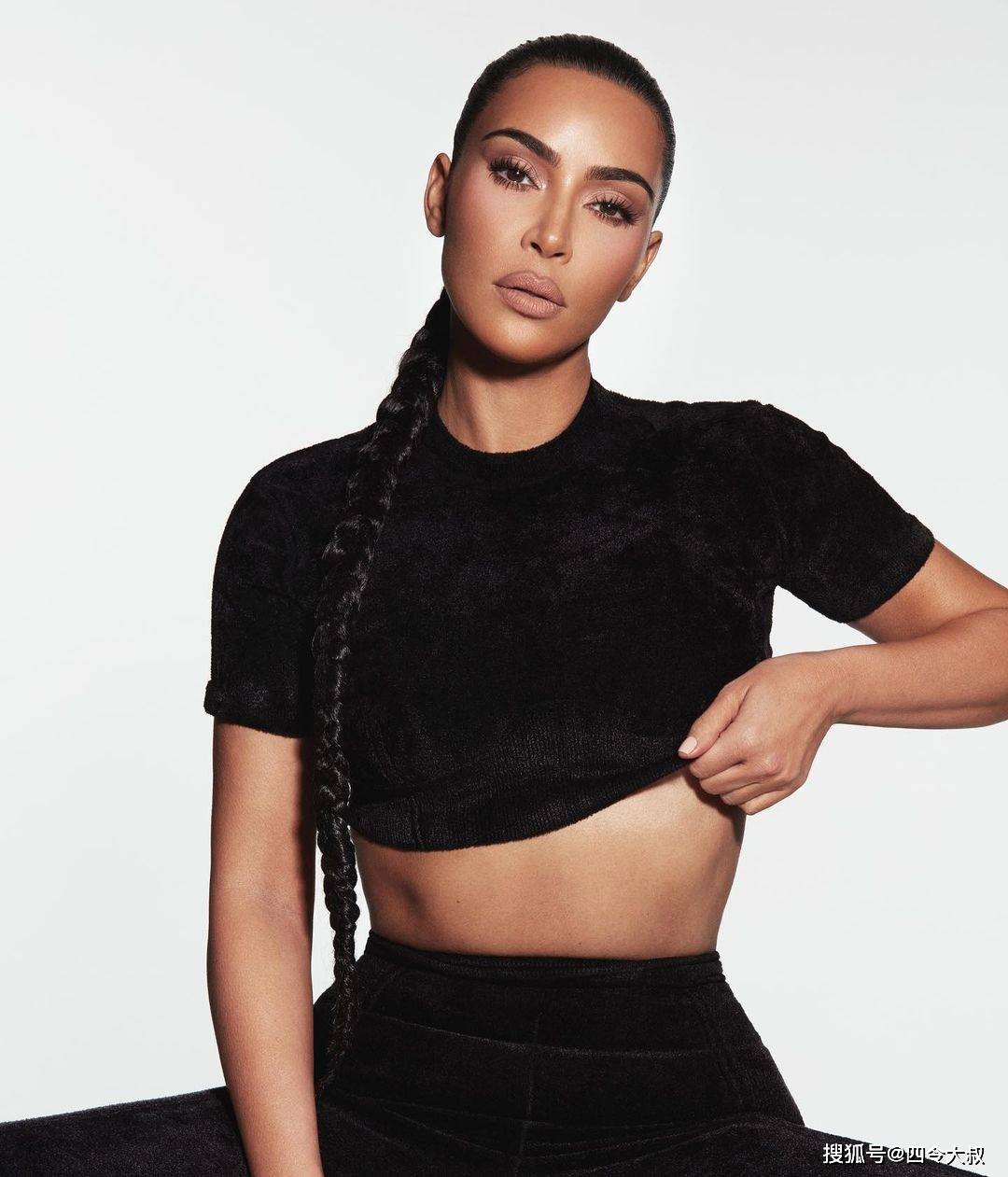 好莱坞话题女王金卡戴珊穿紧身连衣裤秀腹肌微微掀起衬衫