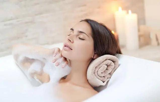 原创俗话说早上洗澡灭阳气晚上洗澡生湿气那什么时间洗澡好