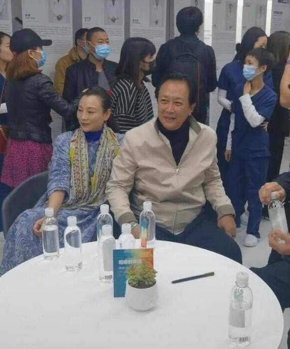 47岁端妃挽起唐国强胳膊合影遭男方嫌弃一把推开好尴尬