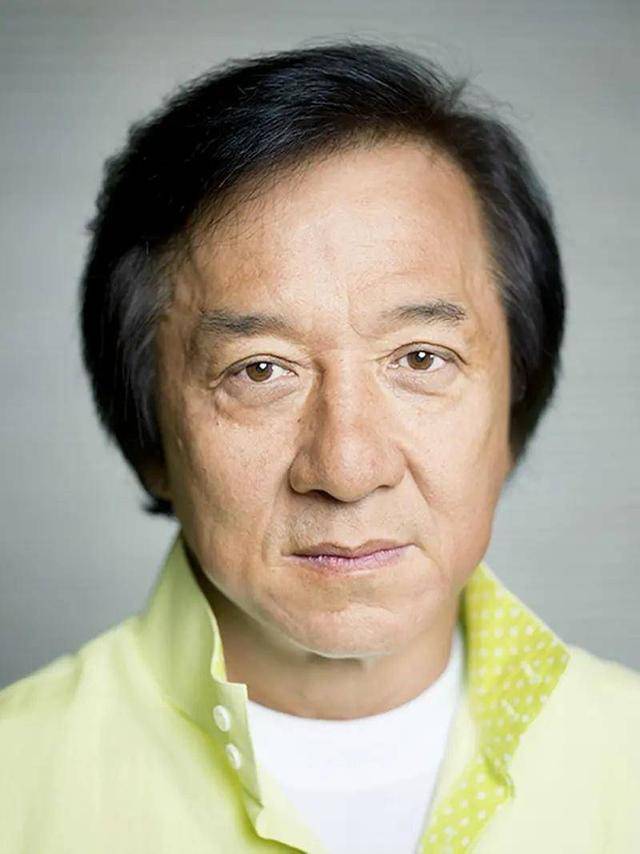 老，但事实上，岁月并没有饶过任何人。全能的大哥成龙毕竟已经66岁了。