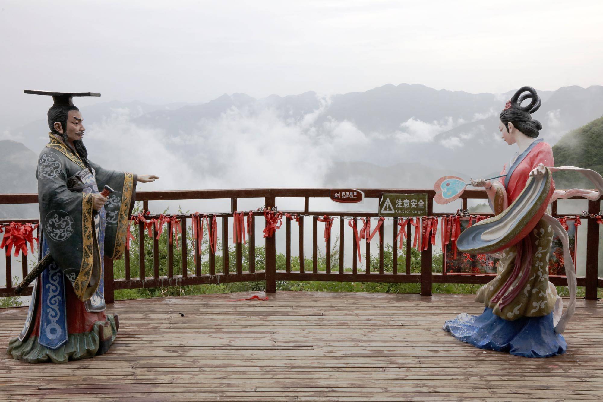 重庆巫山老年大学书画学子在美丽三峡院子艺术创作收获颇丰_神女