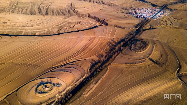 山西岢岚梯田之眼静待莺飞草长