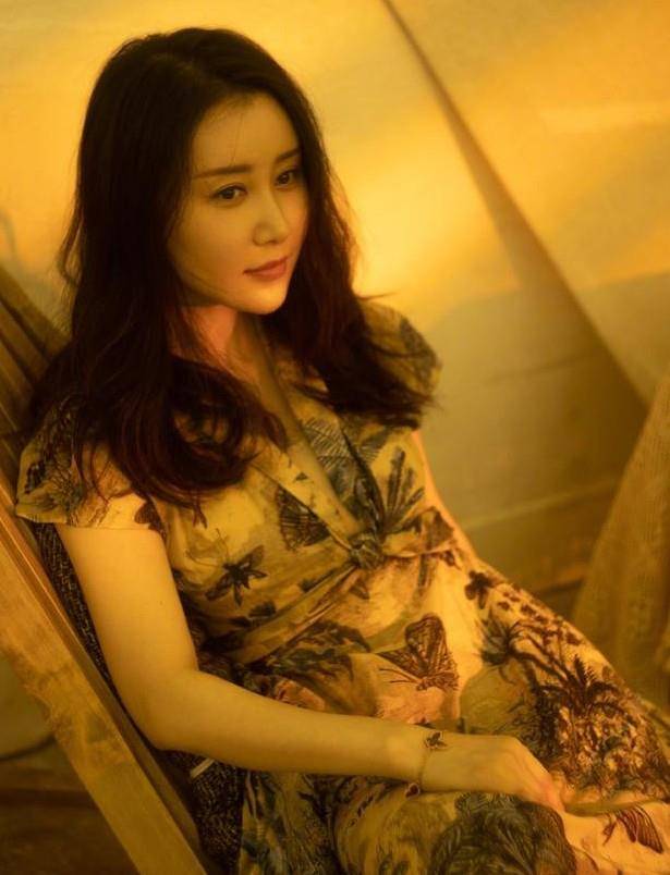 32岁舒畅真敢穿,拉链露腰装竟显"蚂蚁腰",如20岁姑娘般时尚_身材_女性