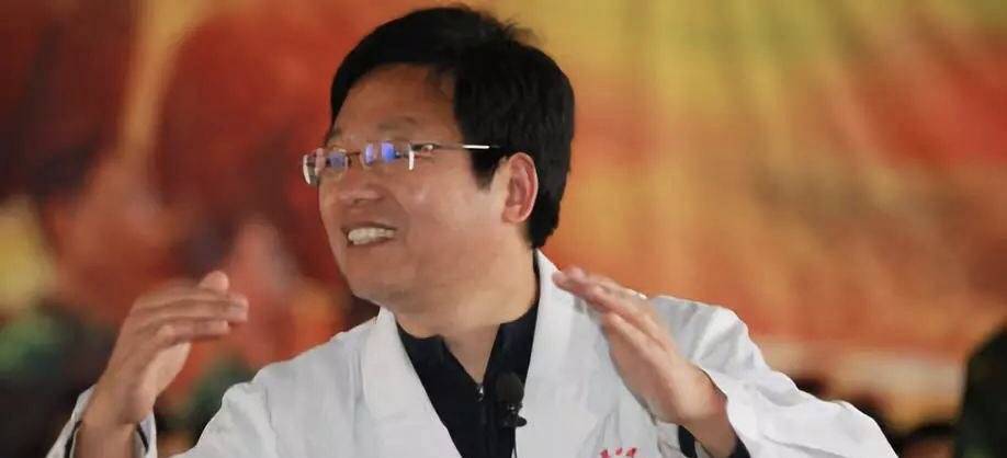 孩子的到来使他的父母很高兴. 杨永新的家庭一般.