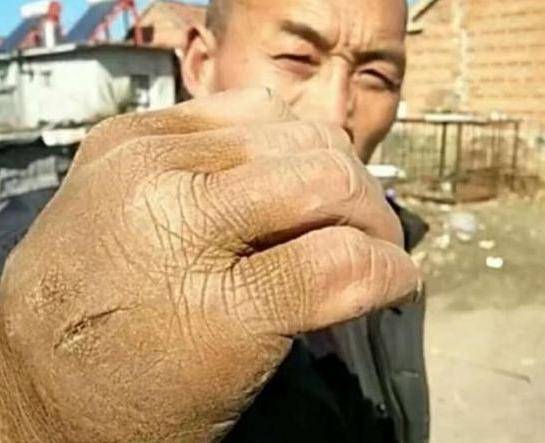 原创此人练就一身硬功夫手上铁砂掌可开碑裂石可一上擂台就被击翻