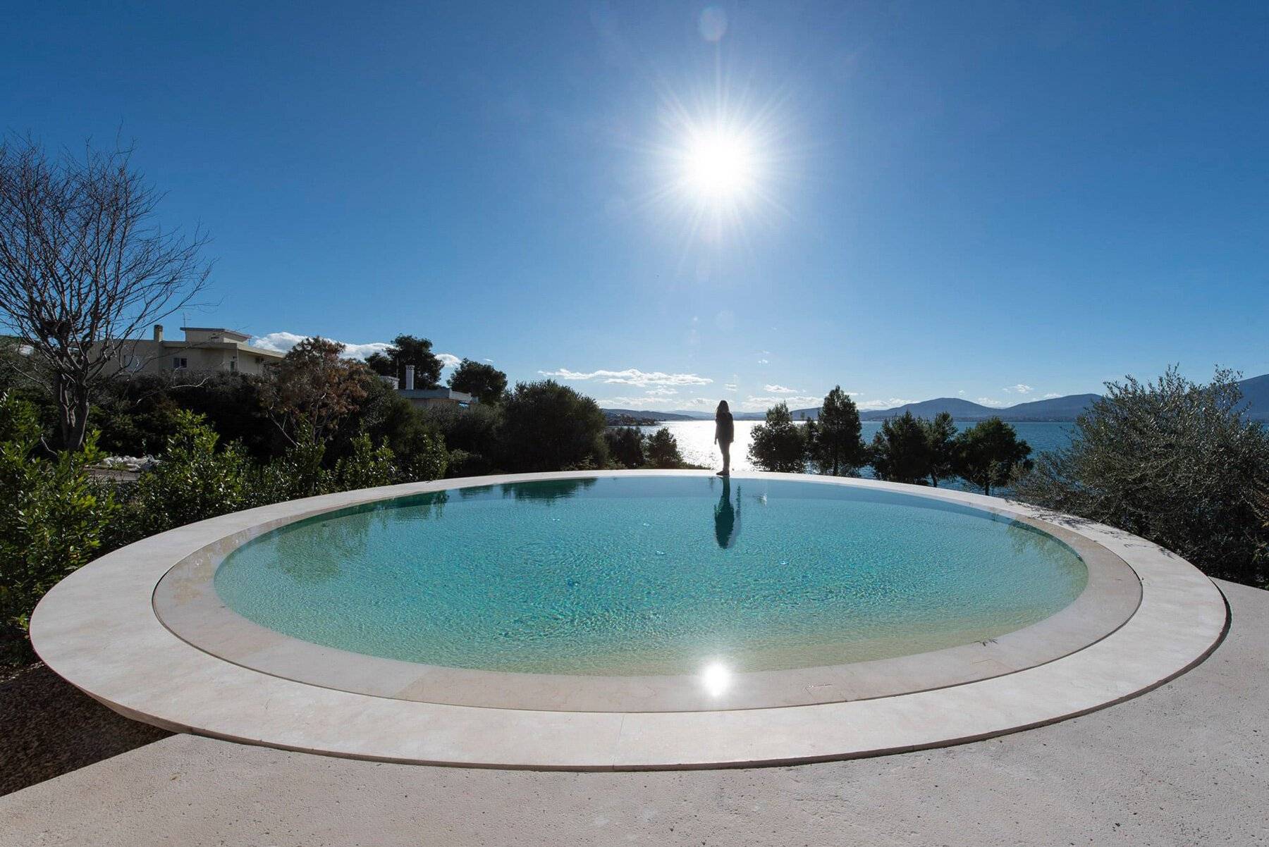 希腊的混凝土岛屿住宅增加了圆形水池_空间_euboean_中庭