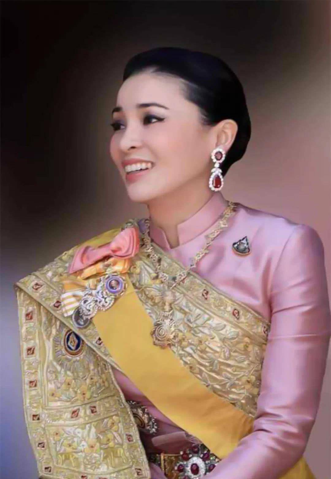 泰国十世王玛哈•哇集拉隆功国王携素提达王后出席泰丝活动……__财经头条