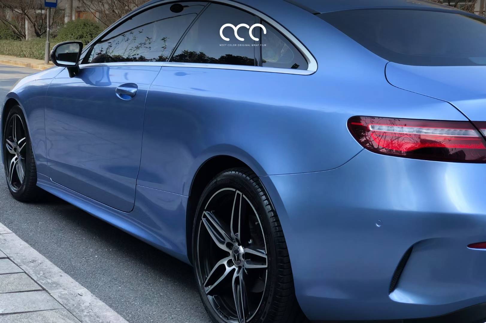 奔驰e漫彩改色膜金属雾蓝