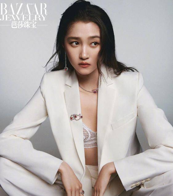 关晓彤晒性感大片,"深v蕾丝"大秀好身材,网友:鹿晗该吃醋了_西装_风格