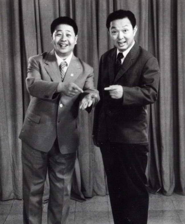 当然,比起小品演员的身份,冯巩还是一位非常资深的相声演员,早在90