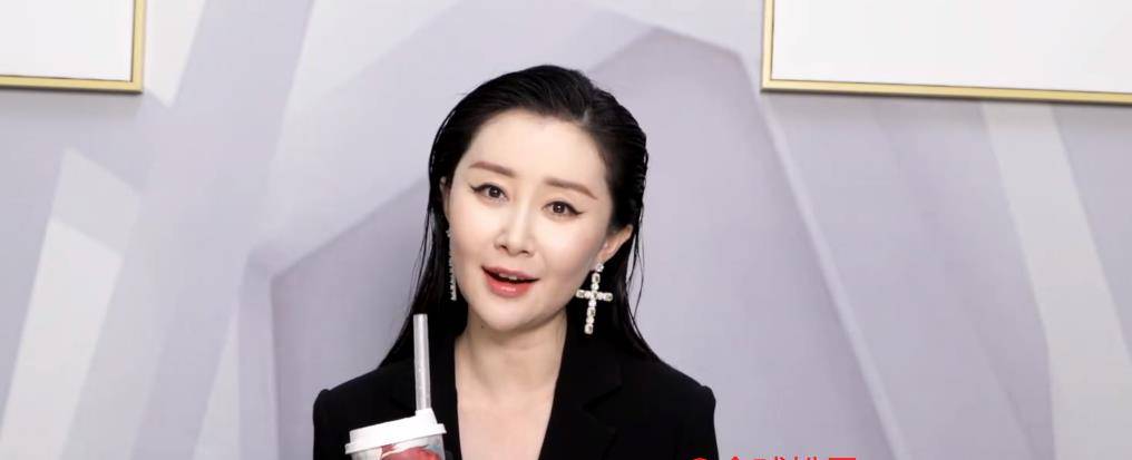 目前娱乐圈的许多女星都在营销自己的"少女感",从舒畅的近况来看,完全