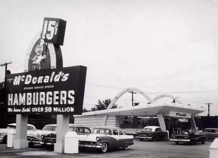 这时,门外一个巨大的拱形"m"字招牌也吸引了雷·克洛克的注意.