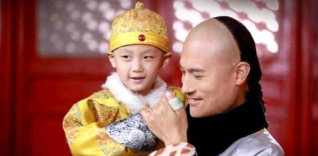 除了孙子爱新觉罗·弘皙以外,这个孙子不但获得了康熙的全部宠爱,还是