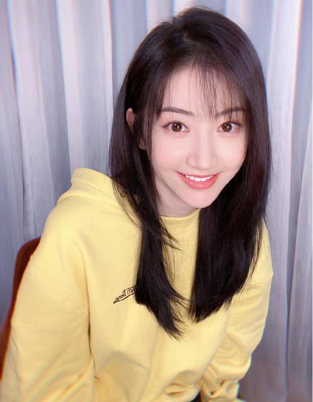 原创景甜久违露面晒自拍一身居家造型显可爱一点不像31岁