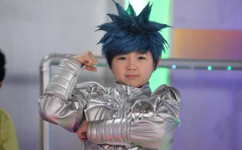 还记得"杀马特少年"蓝多多吗?如今19岁短发素颜,撞脸王俊凯!