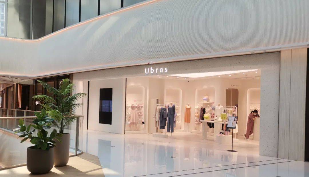 记者探访了位于万象前海的ubras门店,该店装修设计以