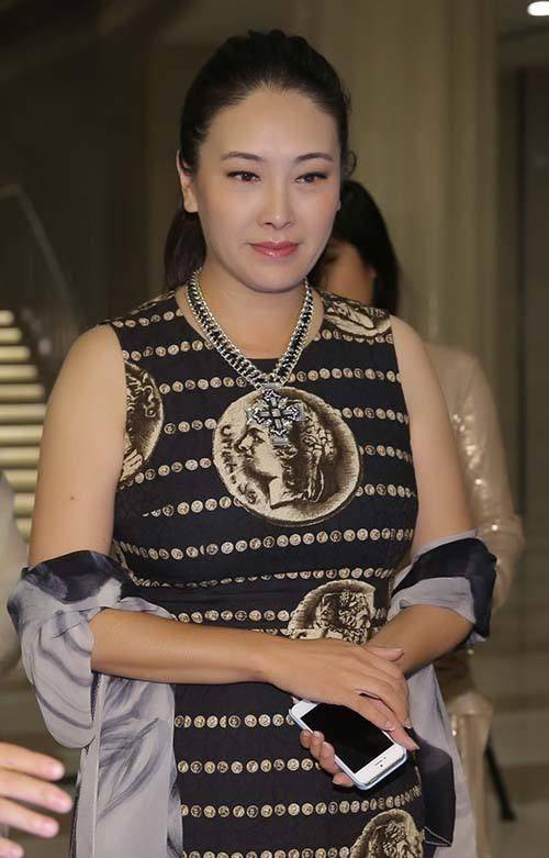 她是知名女星,和申军谊同居8年不结婚,转身"怒嫁"他兄弟_贾妮_谢晓辛