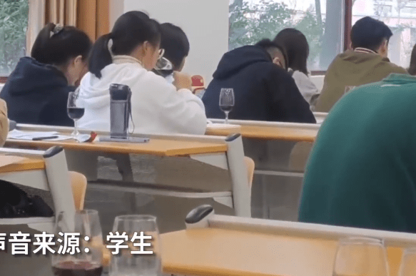 茅台学院学生1节课喝掉二三十箱酒 网友：为专业知识拼了