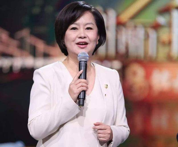 54岁鞠萍发福严重外翻短发配蓝色连衣裙身材圆润满满大妈感