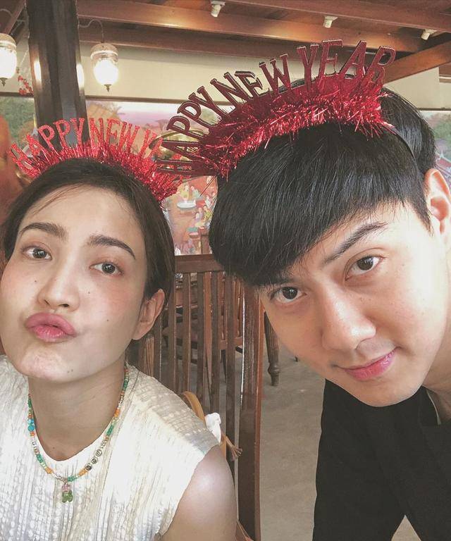 泰星tawe与男友被传分手后一起泛舟古城,粉丝求心安:赶紧结婚吧_taew