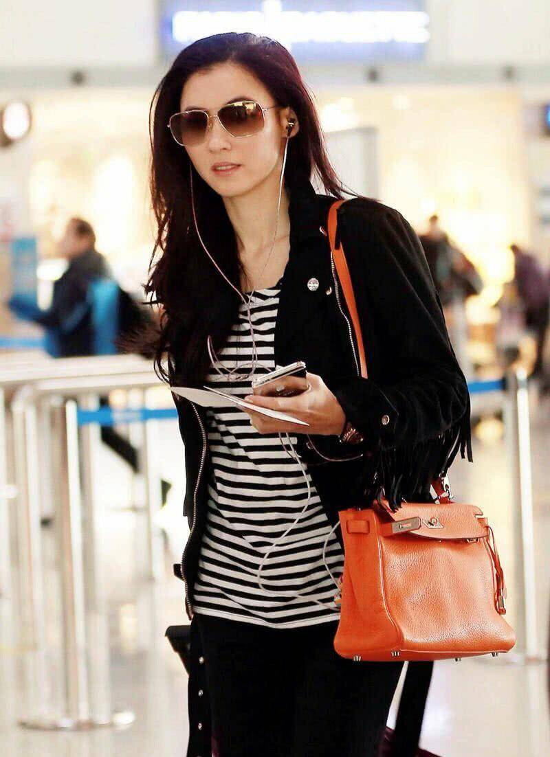 原创张柏芝真会穿棒球帽红裤子真减龄40岁年龄20岁的气质美腻了