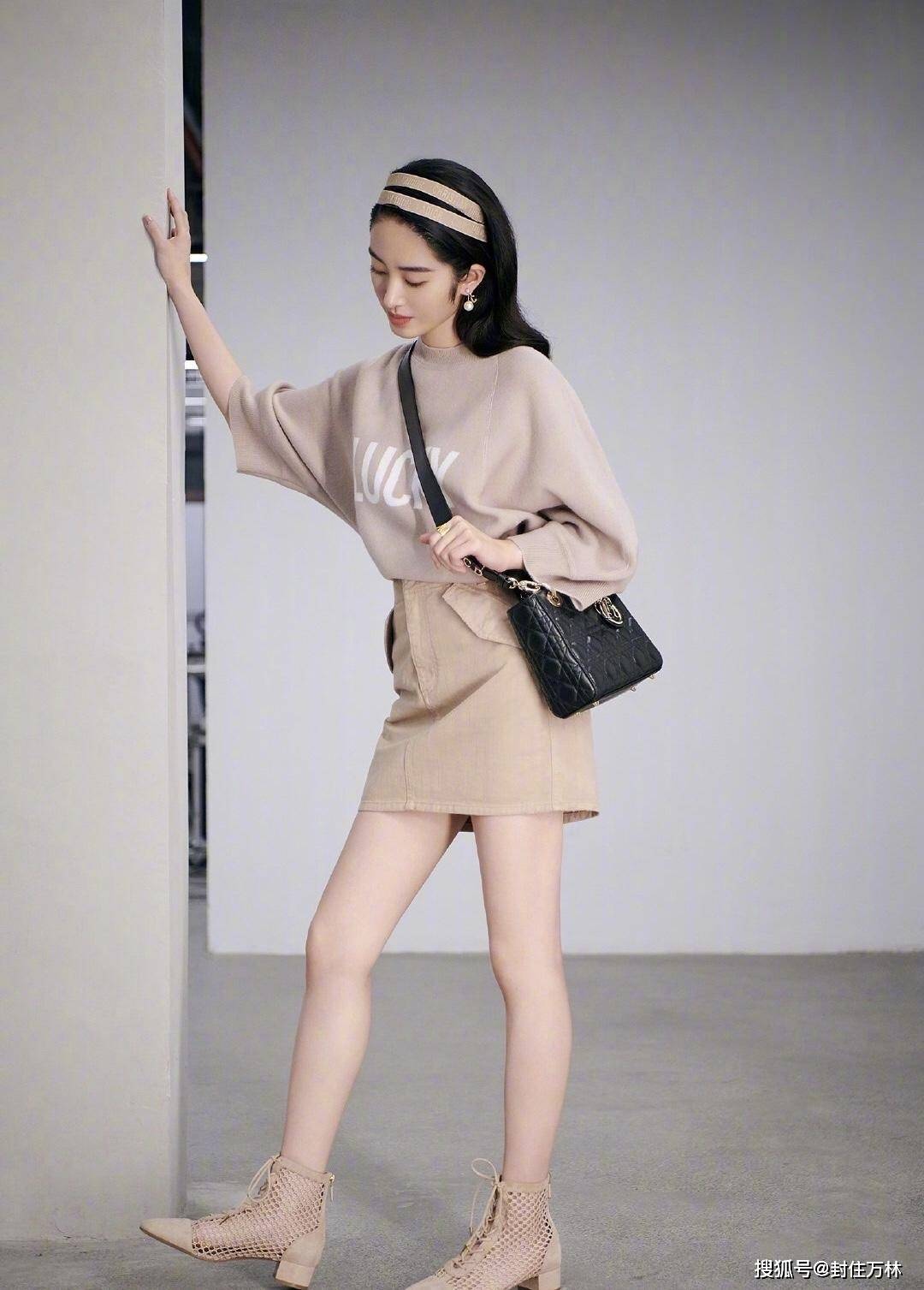 杨采钰身材匀称又有"料",穿水滴状镂空连衣裙亮相,气质好惊艳