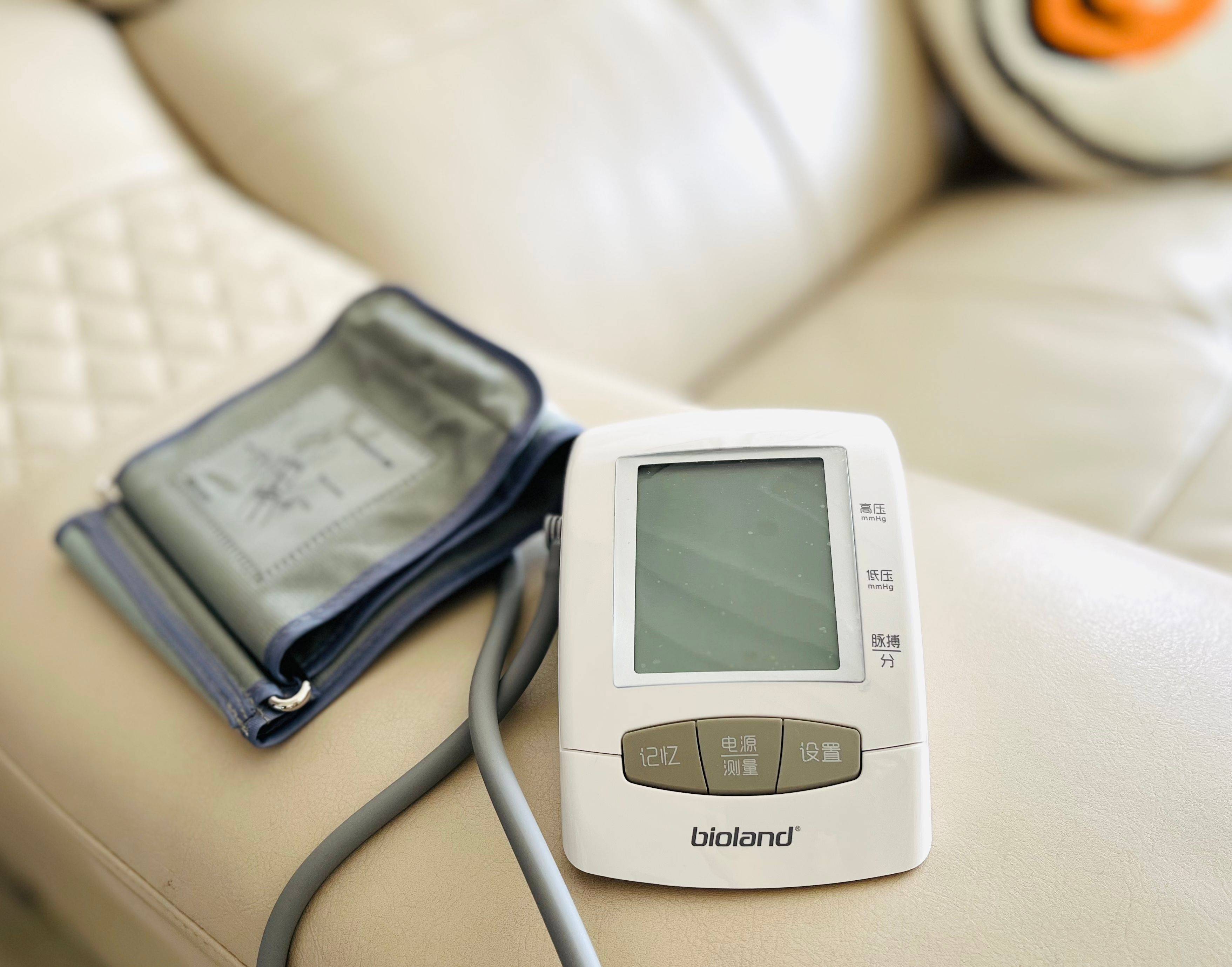 爱奥乐电子血压计评测:简单易用,父母贴心好帮手_测量_屏幕_电池