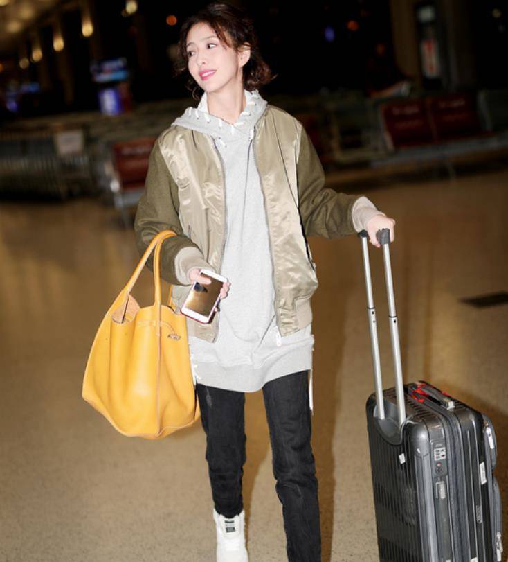 原创37岁佟丽娅穿搭好显嫩卫衣棒球服青春又少女看不出年纪