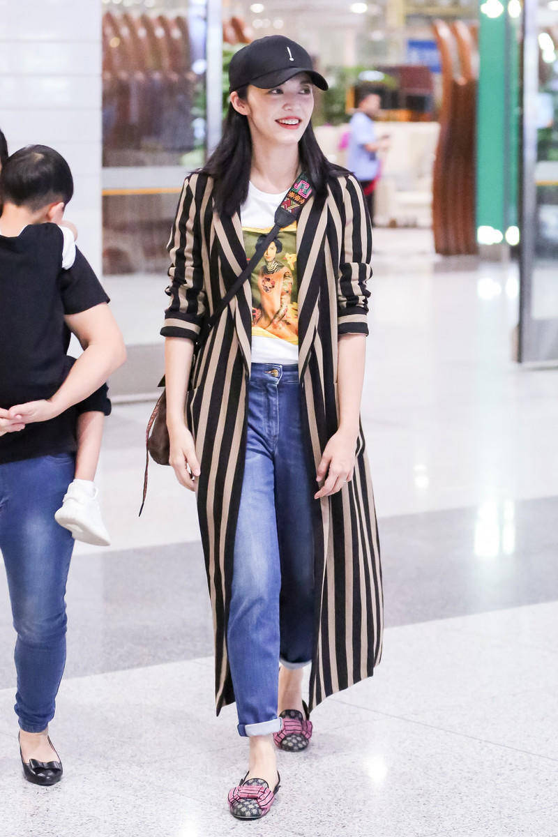 姚晨穿搭品味又升级了穿长款条纹外套搭白t恤戴棒球帽大加分