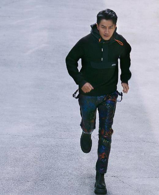 原创单身后的刘恺威更潮了穿西装竟搭条破洞裤45岁比小鲜肉还敢穿