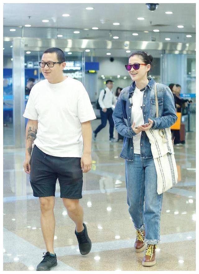 原创梅婷穿衣越来越少女丸子头配牛仔服青春无敌和老公对视好甜啊