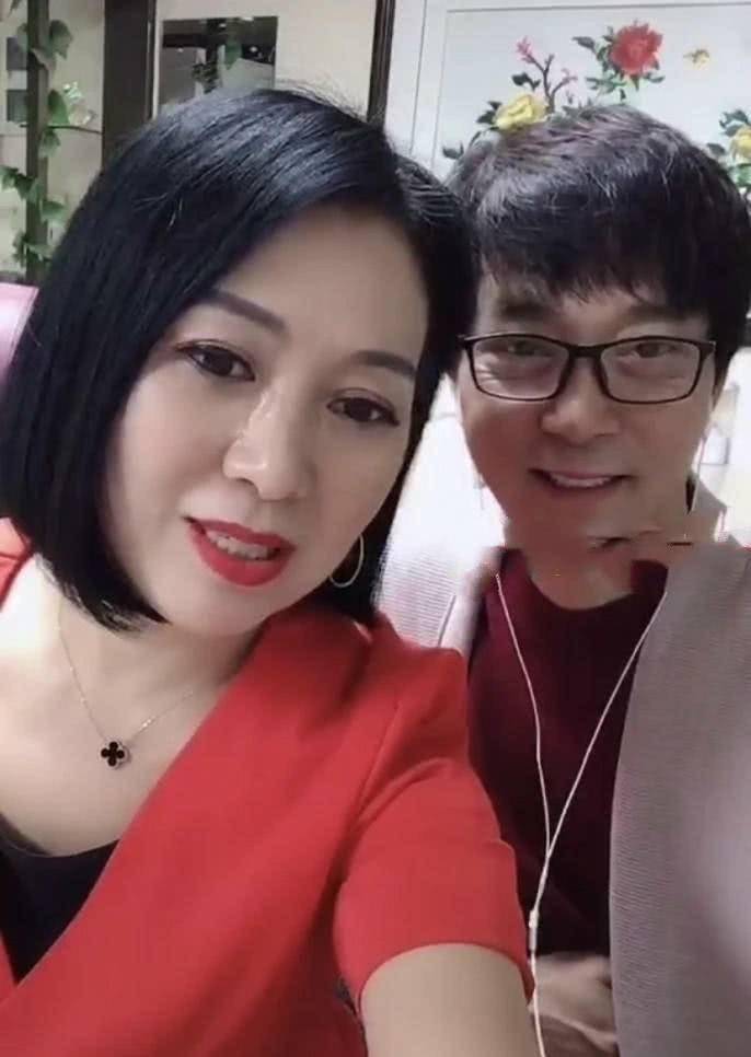 筱素清在《乡村爱情12》中的扮相比较显老,生活中的她却很时尚.