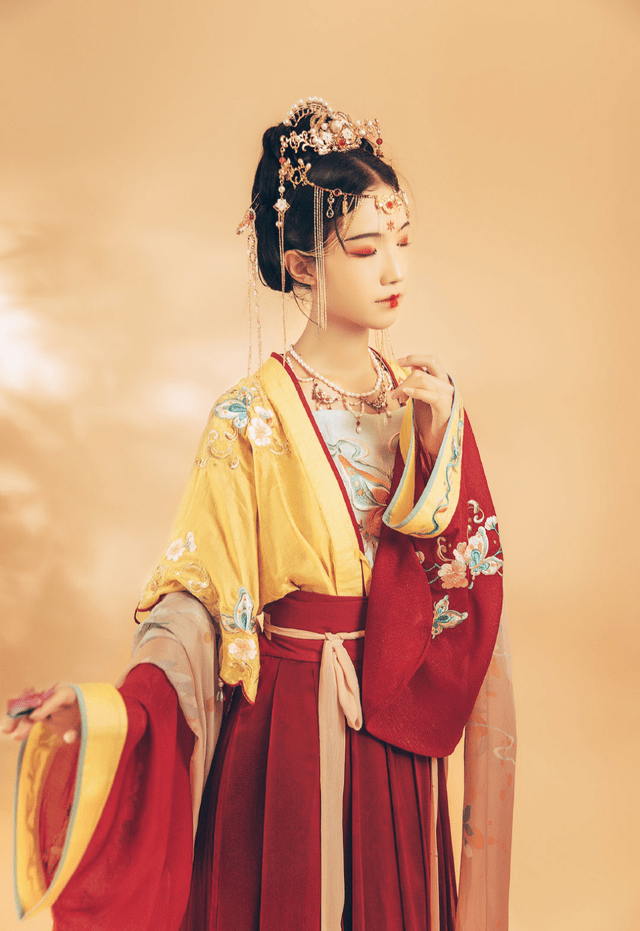 纯色汉服太过单调撞色汉服才更出彩个性鲜明又有特色