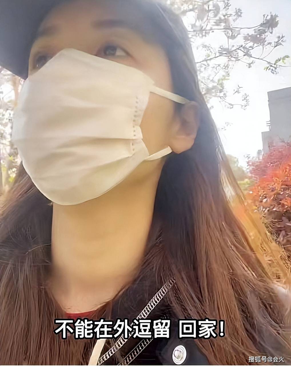 原創女星呂一曬隔離日常素顏做核酸表情痛苦舉人形盆栽頭上長草