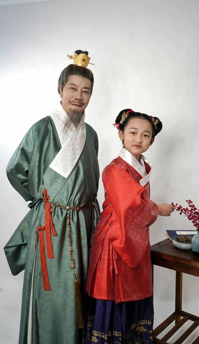 原创祖孙两代人一起穿汉服画面温馨又美好网友太让人羡慕了