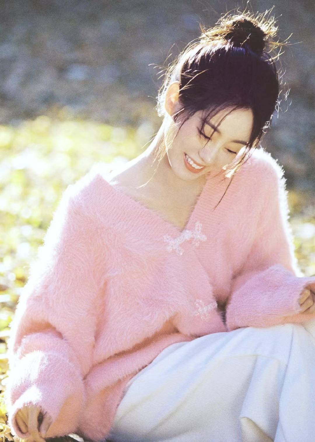 原创祝绪丹穿粉色太美了梳丸子头阳光下拍照笑起来好温柔