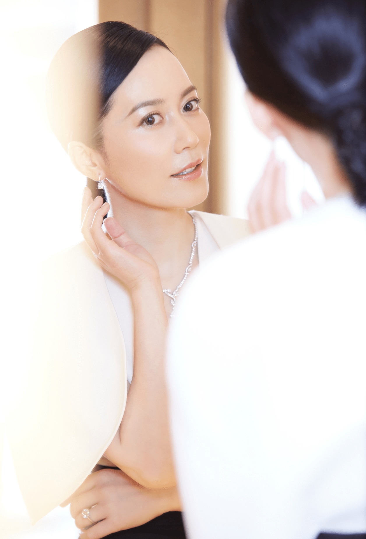 48岁俞飞鸿才是真女神黑白色就能穿出高级感骨子里透着优雅