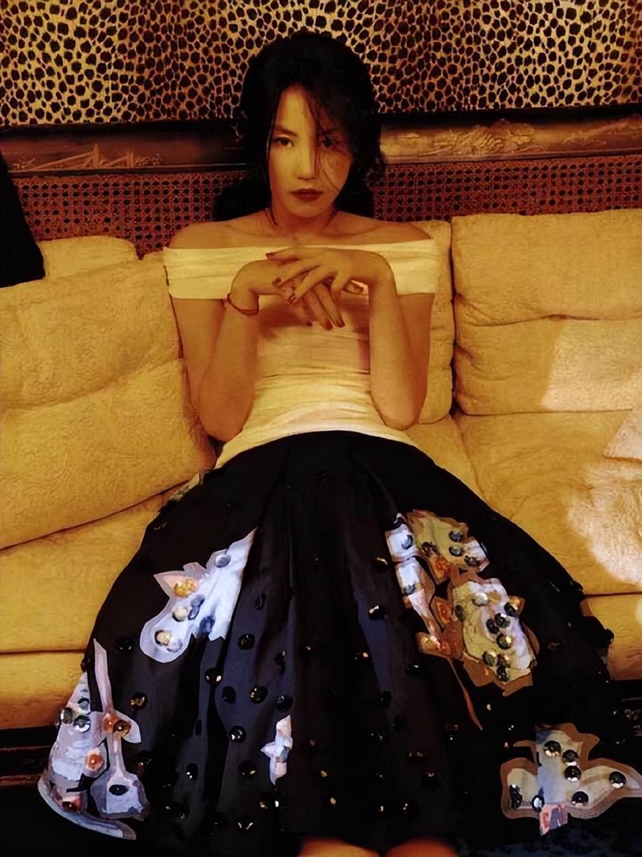 原创看了王菲年轻时的穿搭才发现她的颜值被严重低估了肤白貌美