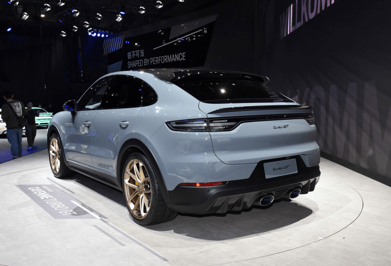 有一些车看着就并不便宜,保时捷-cayenne就是这样一款suv,虽然它的