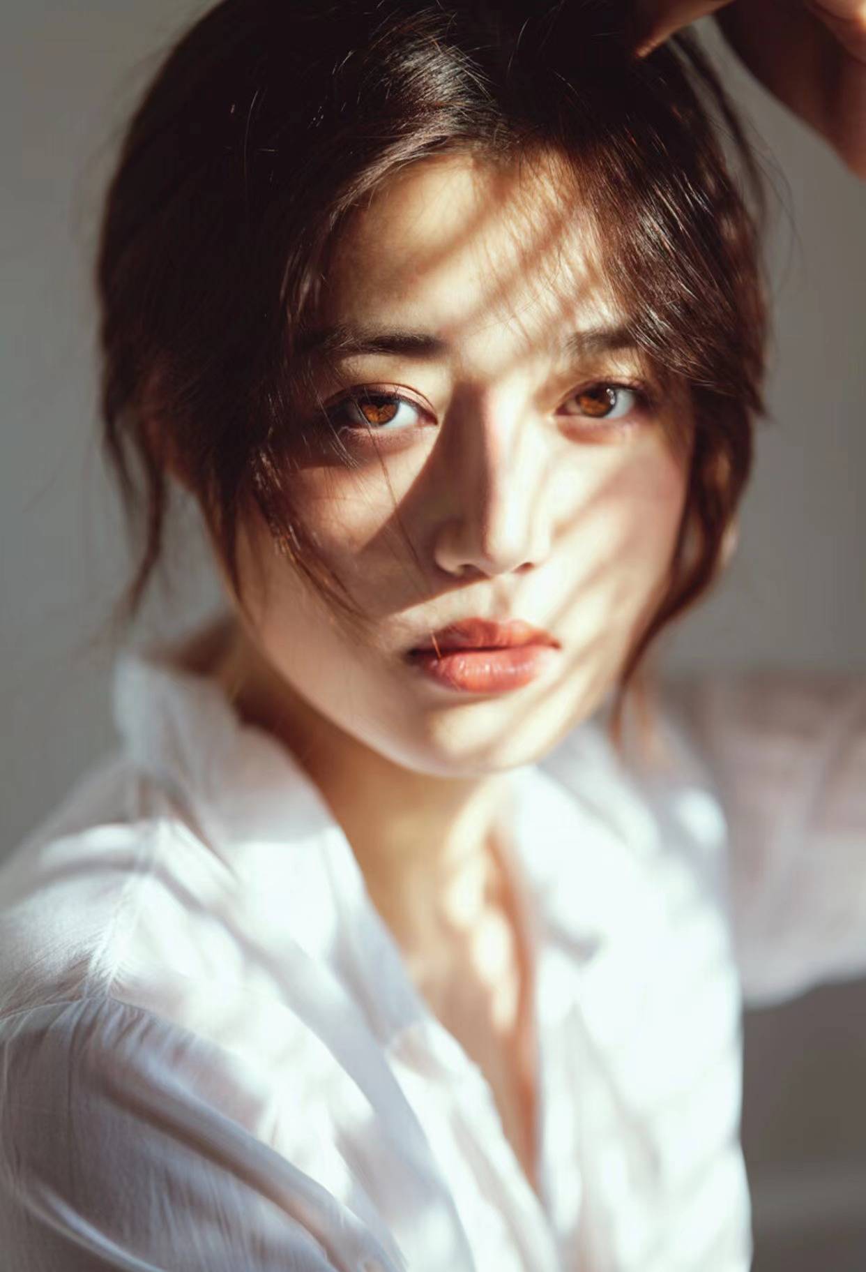 逆光的拍摄能勾勒人物的轮廓,对于形体的突出也有一定的帮助,逆光比较