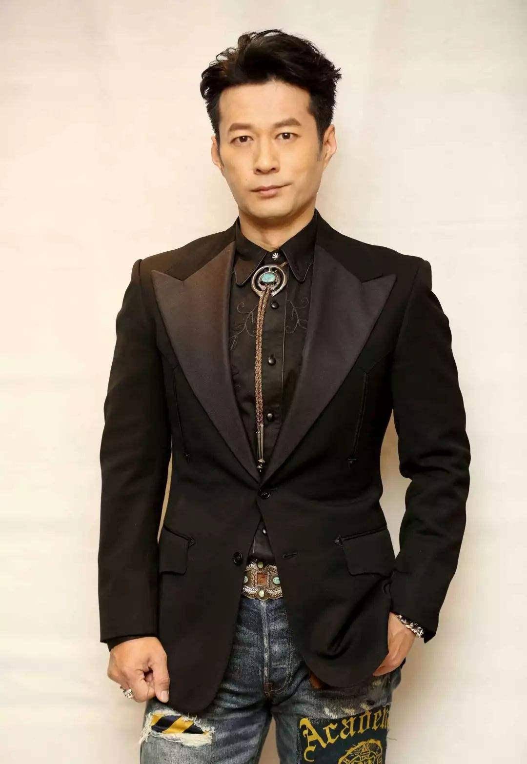 他本是年薪百万设计师,被胡歌拉来救场后,意外一夜走红_谭凯_艺术