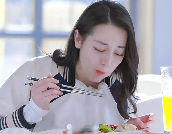 原创女星表演吃东西谭松韵很可爱赵丽颖腮帮鼓看到她食欲大增